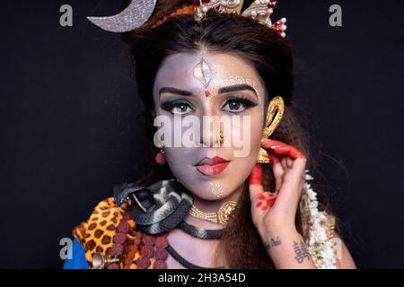 Indisches weibliches Model im Ardhanarishvara Make-up Kostüm, eine zusammengesetzte männlich-weibliche Figur des Hindu-gottes Shiva zusammen mit seiner Gemahlin Parvati. Stockfoto