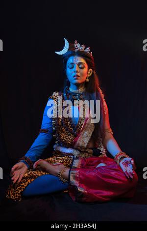 Indisches weibliches Model im Ardhanarishvara Make-up Kostüm, eine zusammengesetzte männlich-weibliche Figur des Hindu-gottes Shiva zusammen mit seiner Gemahlin Parvati. Stockfoto