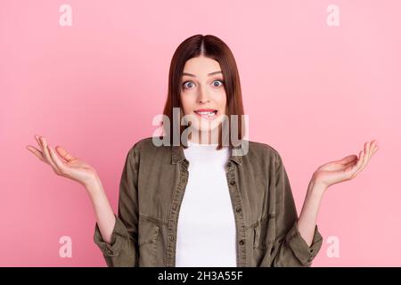 Foto von gestressten bob Frisur junge Dame beißen Lippe Schulterzucken Schultern tragen Jeans Hemd isoliert auf rosa Hintergrund Stockfoto