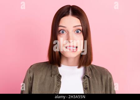 Foto von verrückten Sorgen bob Frisur Millennial Dame beißen Lippe tragen Jeans-Shirt isoliert auf rosa Hintergrund Stockfoto