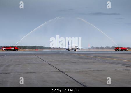 Wassergruß mit Feuerwehrauto am Flughafen zuerst Besuchen Sie Passagierflugzeuge Stockfoto
