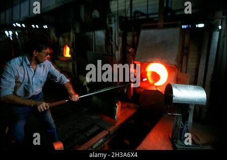 FRANKREICH. LOIRE (42) IN DER NÄHE VON SAINT-ETIENNE. DIE HERSTELLUNG VON GLAS IN DER GLASHÜTTE SAINT-GOBAIN ODER SAINT-JUST. ALLE GLASMEISTER FRANKREICHS ERHALTEN GLAS H Stockfoto