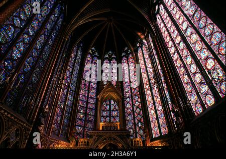 FRANKREICH. PARIS (75) SAINTE CHAPELLE (DAS GLAS DES CHEVETS AUS DEM 13. JAHRHUNDERT) MIT SEINER GOTISCHEN ARCHITEKTUR Stockfoto