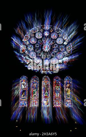 FRANKREICH. LOIRE (28) CHARTRES. AMBULATORIUM DER KATHEDRALE NOTRE-DAME (KATHEDRALE VON CHARTRES). DETAIL DES SÜDROSACE AUS DEM 12. JAHRHUNDERT; DER CHRISTUS DER Stockfoto