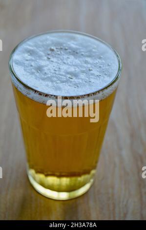 Ein japanisches goldenes Lager in einem Glas auf dem Tisch Stockfoto