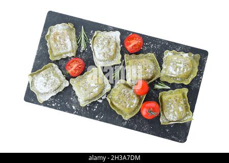 Tablett mit rohen Ravioli isoliert auf weißem Hintergrund Stockfoto