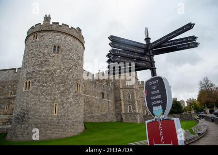 Windsor, Großbritannien. Oktober 2021. Ihre Majestät, die Königin, arbeitete heute wieder im Schloss Windsor, nachdem sie kürzlich im Krankenhaus übernachtet hatte. Königin Elizabeth II. Wird nicht an der COP26-Klimakonferenz in Glasgow teilnehmen, um ein Abendessen zu veranstalten, nachdem sie medizinisch beraten wurde, sich auszuruhen. Ihre Majestät wird stattdessen im Laufe dieser Woche vor der COP26-Konferenz nächste Woche eine Botschaft an die Staats- und Regierungschefs der Welt aufzeichnen. Quelle: Maureen McLean/Alamy Live News Stockfoto