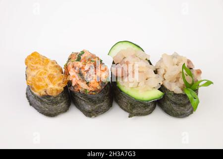 Rollen Sie Sushi auf weißen Teller Diätkost Stockfoto