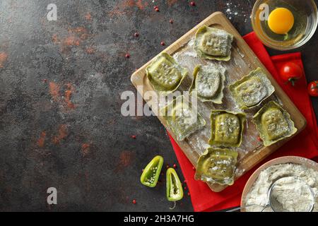 Konzept des Kochens von Ravioli auf dunklem Hintergrund Stockfoto