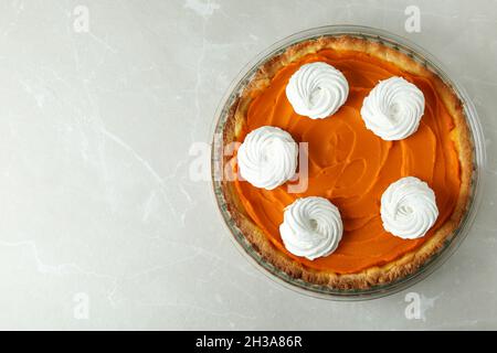 Kürbiskuchen in runder Schale auf grauem Hintergrund Stockfoto