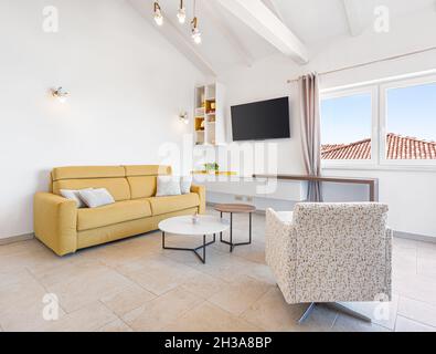 Modernes Wohnzimmer mit gelbem Sofa und Stuhl Stockfoto