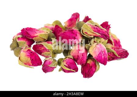 Haufen von trockenen Teerosen Knospen isoliert auf weißem Hintergrund. Rosenblütentee. Beschneidungspfad. Stockfoto