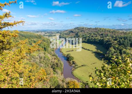 Blick auf den schlammigen und schmutzigen Fluss Wye in Herefordshire vom 120 Meter hohen symonds yat-Felsen Stockfoto