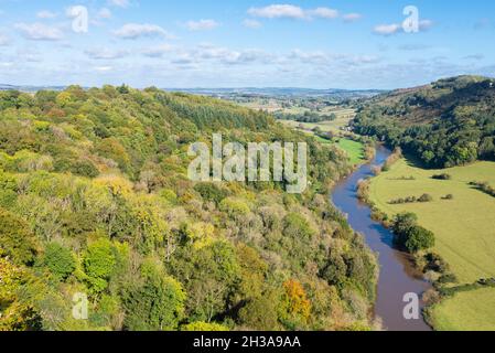 Blick auf den schlammigen und schmutzigen Fluss Wye in Herefordshire vom 120 Meter hohen symonds yat-Felsen Stockfoto