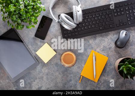 Home Office Schreibtisch mit Tastatur Computer Smartphone Notebook Houseplants, Arbeitsplatz zu Hause Stockfoto