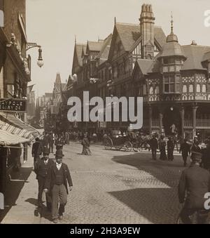 Vintage-Foto um 1890 von Eastgate Street in Chester eine historische Stadt in England aus dem Mittelalter. Stockfoto