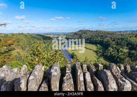 Blick auf den schlammigen und schmutzigen Fluss Wye in Herefordshire vom 120 Meter hohen symonds yat-Felsen Stockfoto