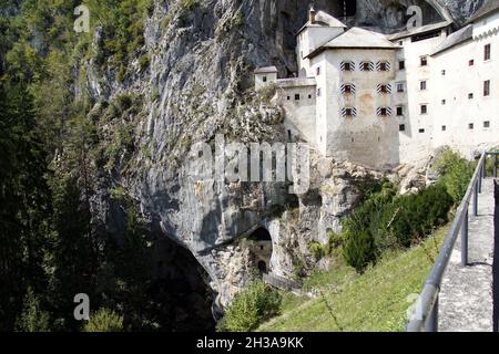 Predjama Castle, Grad Predjama erbaut in einer Höhlenmündung in der Nähe von Postojna. Renaissanceschloss, Slowenien, September. Stockfoto