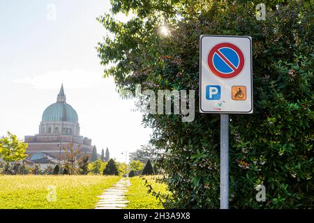 Das Schild im Bereich für das Parken von Autos für behinderte Menschen reserviert Stockfoto