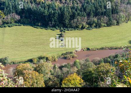 Blick auf den schlammigen und schmutzigen Fluss Wye in Herefordshire vom 120 Meter hohen symonds yat-Felsen Stockfoto