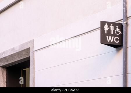 Behinderten-WC-Schild an der Wand in einem Stadtzentrum Stockfoto