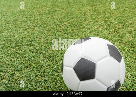 Kid's kleines Spielzeug Kunststoff Fußball (Made in China) auf gefälschtem Kunststoff Gras. Für Fußballgeschäfte, gleiche Spielfelder, Kick-off, politischer Fußball Stockfoto