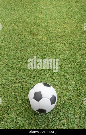 Kid's kleines Spielzeug Kunststoff Fußball (Made in China) auf gefälschtem Kunststoff Gras. Für Fußballgeschäfte, gleiche Spielfelder, Kick-off, politischer Fußball Stockfoto