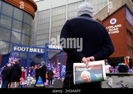 Im Ibrox Stadium werden weiterhin Ehrungen zum Gedenken an den ehemaligen Schottland, die Rangers und den Everton-Manager Walter Smith, der gestern (Dienstag, 26. Oktober) im Alter von 73 Jahren verstorben ist, abgehalten. Bilddatum: Mittwoch, 27. Oktober 2021. Stockfoto