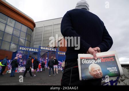 Im Ibrox Stadium werden weiterhin Ehrungen zum Gedenken an den ehemaligen Schottland, die Rangers und den Everton-Manager Walter Smith, der gestern (Dienstag, 26. Oktober) im Alter von 73 Jahren verstorben ist, abgehalten. Bilddatum: Mittwoch, 27. Oktober 2021. Stockfoto