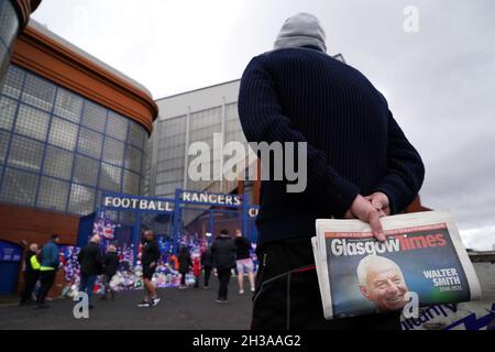 Im Ibrox Stadium werden weiterhin Ehrungen zum Gedenken an den ehemaligen Schottland, die Rangers und den Everton-Manager Walter Smith, der gestern (Dienstag, 26. Oktober) im Alter von 73 Jahren verstorben ist, abgehalten. Bilddatum: Mittwoch, 27. Oktober 2021. Stockfoto