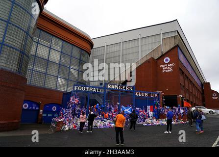 Im Ibrox Stadium werden weiterhin Ehrungen zum Gedenken an den ehemaligen Schottland, die Rangers und den Everton-Manager Walter Smith, der gestern (Dienstag, 26. Oktober) im Alter von 73 Jahren verstorben ist, abgehalten. Bilddatum: Mittwoch, 27. Oktober 2021. Stockfoto