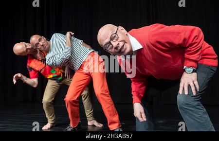 Dresden, Deutschland. Oktober 2021. Anton Adasinskiy, Michael Meinel und Ralf Herzog, von links, treten bei einem Vorbereitungstreffen im Mimenstudio Dresden zur Vorstellung des Programms des Internationalen Pantomime Theaterfestivals (10.-14.11.) auf. Quelle: Matthias Rietschel/dpa-Zentralbild/dpa/Alamy Live News Stockfoto