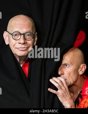 Dresden, Deutschland. Oktober 2021. Anton Adasinskiy, rechts, und Ralf Herzog treten bei einem Vorbereitungstreffen im Mimenstudio Dresden zur Vorstellung des Programms des Internationalen Pantomime Theaterfestivals (10-14.-17. November) auf. Quelle: Matthias Rietschel/dpa-Zentralbild/dpa/Alamy Live News Stockfoto