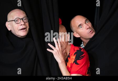 Dresden, Deutschland. Oktober 2021. Ralf Herzog, Anton Adasinskiy und Michael Meinel, von links, treten bei einem Vorbereitungstreffen des Mimenstudios Dresden zur Vorstellung des Programms des Internationalen Pantomime Theaterfestivals (10.-14.11.) auf. Quelle: Matthias Rietschel/dpa-Zentralbild/dpa/Alamy Live News Stockfoto