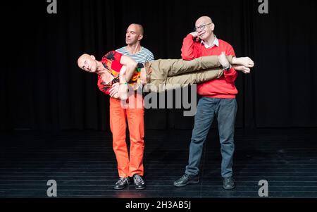 Dresden, Deutschland. Oktober 2021. Anton Adasinskiy, links, Ralf Herzog, rechts, und Michael Meinel, Front, treten bei einem Vorbereitungstreffen des Mimenstudios Dresden zur Präsentation des Programms des Internationalen Pantomime Theaterfestivals auf (10-14. November). Quelle: Matthias Rietschel/dpa-Zentralbild/dpa/Alamy Live News Stockfoto