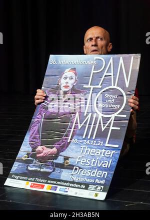 Dresden, Deutschland. Oktober 2021. Pantomine Anton Adasinskiy vom DEREVO Ensemble tritt bei einem Vorbereitungstreffen des Mimenstudios Dresden zur Vorstellung des Programms des Internationalen Pantomime Theaterfestivals (10.-14.11.) auf. Quelle: Matthias Rietschel/dpa-Zentralbild/dpa/Alamy Live News Stockfoto