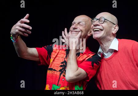 Dresden, Deutschland. Oktober 2021. Anton Adasinskiy, links, und Ralf Herzog treten bei einem Vorbereitungstreffen im Mimenstudio Dresden zur Vorstellung des Programms des Internationalen Pantomime Theaterfestivals (10-14.-17. November) auf. Quelle: Matthias Rietschel/dpa-Zentralbild/dpa/Alamy Live News Stockfoto