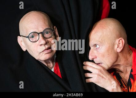 Dresden, Deutschland. Oktober 2021. Anton Adasinskiy, rechts, und Ralf Herzog treten bei einem Vorbereitungstreffen im Mimenstudio Dresden zur Vorstellung des Programms des Internationalen Pantomime Theaterfestivals (10-14.-17. November) auf. Quelle: Matthias Rietschel/dpa-Zentralbild/dpa/Alamy Live News Stockfoto