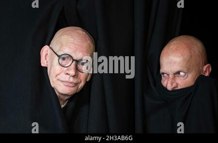 Dresden, Deutschland. Oktober 2021. Anton Adasinskiy, rechts, und Ralf Herzog treten bei einem Vorbereitungstreffen im Mimenstudio Dresden zur Vorstellung des Programms des Internationalen Pantomime Theaterfestivals (10-14.-17. November) auf. Quelle: Matthias Rietschel/dpa-Zentralbild/dpa/Alamy Live News Stockfoto