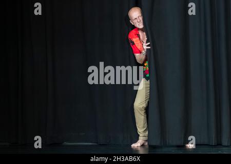 Dresden, Deutschland. Oktober 2021. Pantomine Anton Adasinskiy vom DEREVO Ensemble tritt bei einem Vorbereitungstreffen des Mimenstudios Dresden zur Vorstellung des Programms des Internationalen Pantomime Theaterfestivals (10.-14.11.) auf. Quelle: Matthias Rietschel/dpa-Zentralbild/dpa/Alamy Live News Stockfoto