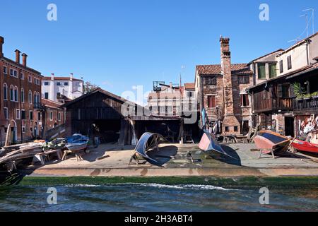 Venedig, Panoramabild der leeren Werft Squero di San Trovaso in Venedig. Wahrzeichen Bootshof Gebäude traditionelle hölzerne Gondeln. Stockfoto