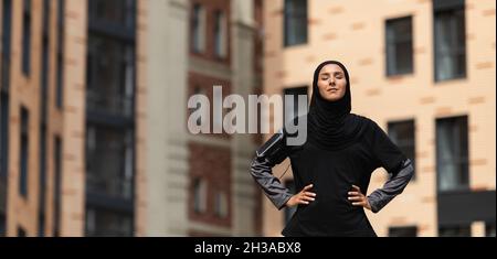 Outdoor-Sport. Porträt Einer Sportlichen Muslimischen Frau In Modest Sportswear Training Draußen Stockfoto