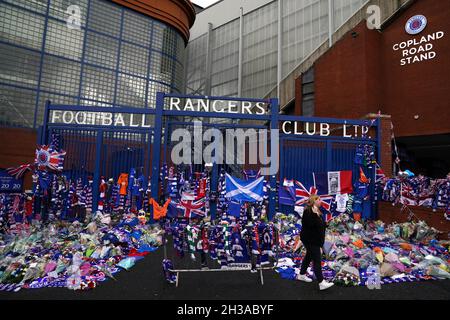 Im Ibrox Stadium werden weiterhin Ehrungen zum Gedenken an den ehemaligen Schottland, die Rangers und den Everton-Manager Walter Smith, der gestern (Dienstag, 26. Oktober) im Alter von 73 Jahren verstorben ist, abgehalten. Bilddatum: Mittwoch, 27. Oktober 2021. Stockfoto