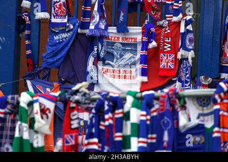 Im Ibrox Stadium werden weiterhin Ehrungen zum Gedenken an den ehemaligen Schottland, die Rangers und den Everton-Manager Walter Smith, der gestern (Dienstag, 26. Oktober) im Alter von 73 Jahren verstorben ist, abgehalten. Bilddatum: Mittwoch, 27. Oktober 2021. Stockfoto