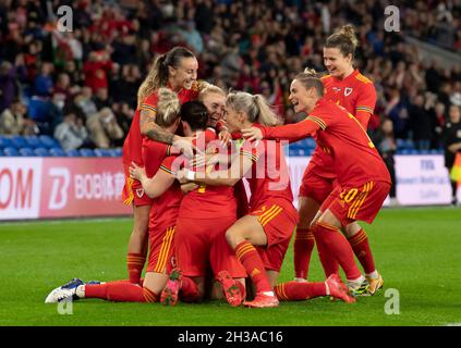 CARDIFF, WALES - 26. OKTOBER: Wales feiert nach ihrem zweiten Tor beim FIFA Frauen-WM-Qualifikationsspiel zwischen Wales und Estland bei Card Stockfoto