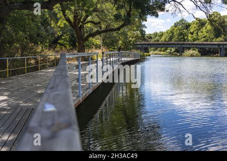 Holzbootplattform im Naturschutzgebiet des Flusses Ropotamo in der Nähe des Badeortes Primorsko in Bulgarien Stockfoto