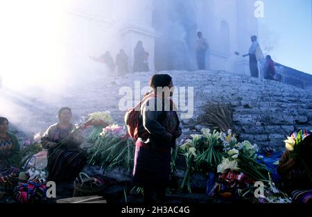 GUATEMALA. CHICHICASTENANGO INDIANERDORF. SANTO TOMAS KIRCHE Stockfoto