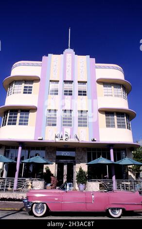USA, FLORIDA, MIAMI BEACH, PINKER CADILLAC VOR DEM MARLIN HOTEL IM ART DÉCO-VIERTEL Stockfoto