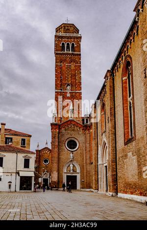 01. Oktober 2017 - Venedig, Venetien, Italien: Glockenturm Kirche Santa Maria Gloriosa dei Frari Tag bewölkt. Stockfoto