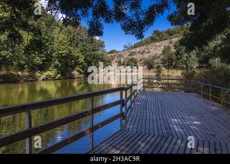 Holzbootplattform im Naturschutzgebiet des Flusses Ropotamo in der Nähe des Badeortes Primorsko in Bulgarien Stockfoto